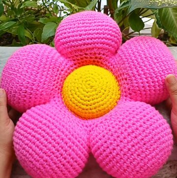 Crochet Daisy Flower Shaped Cushion Pattern (1)