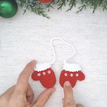 Crochet Mini Santa Gloves