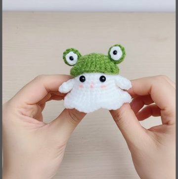 Crochet Ghost Whit Frog Hat
